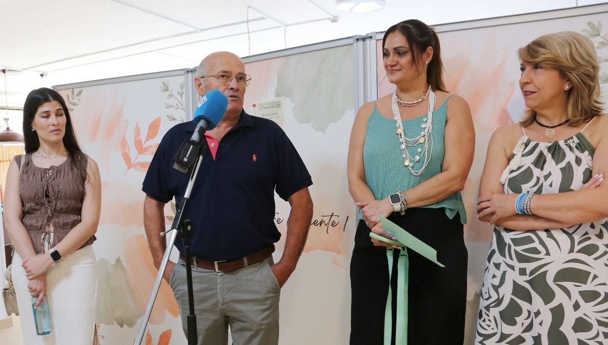 El pintor (1º izda) junto a la directora del centro y la concejal Isa López.