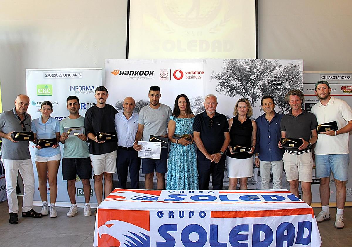 Ganadores 2025. Foto de familia de los seis ganadores (trofeo en mano) junto a responsables y apoyos del circuito.