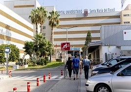 Tres personas caminan en dirección a una de las entradas al hospital de Santa María del Rosell, en una imagen de archivo.