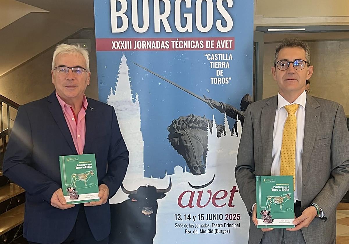 Los veterinarios murcianos Manuel Sanes y Juan Seva, en la presentación del libro en Burgos.