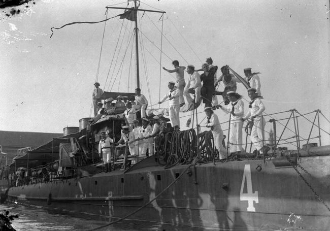 Torpedero número 4 con su dotación a bordo.