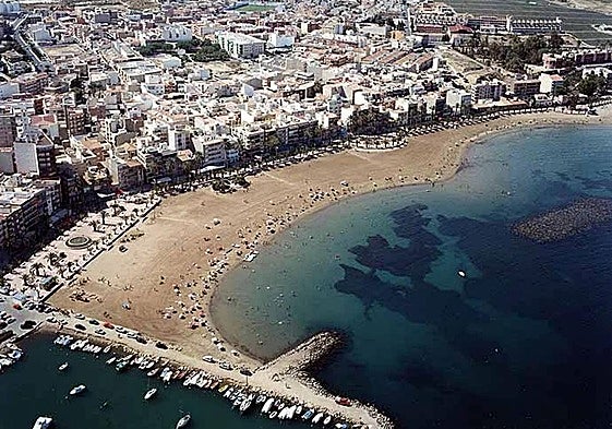 Imagen aérea de la playa del Puerto de Mazarrón.