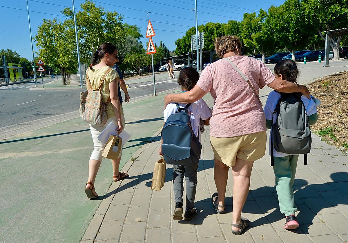 Dos niñas saharauis del programa 'Vacaciones en paz', recogidas por una familia acogedora en el campus de Espinardo de la UMU, el pasado año.