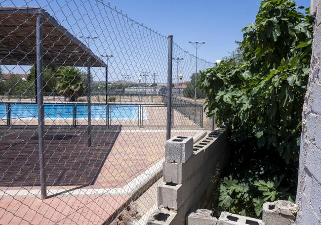 La valla que rodea las instalaciones es de escasa altura.