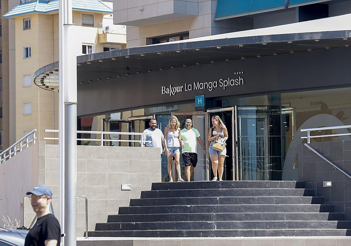 Varios clientes salen del hotel que Checkin gestiona este verano por primera vez en La Manga, ayer.