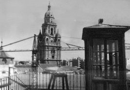 En esta fotografía puede verse el primer observatorio que tuvo Murcia, sobre el instituto Cascales actual, a cargo del físico Olayo Díaz.