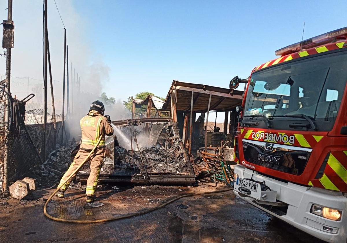Un bombero en el incendio.