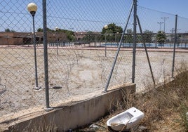 Agujero en la valla que protege las instalaciones de la piscina de Sangonera la Seca.