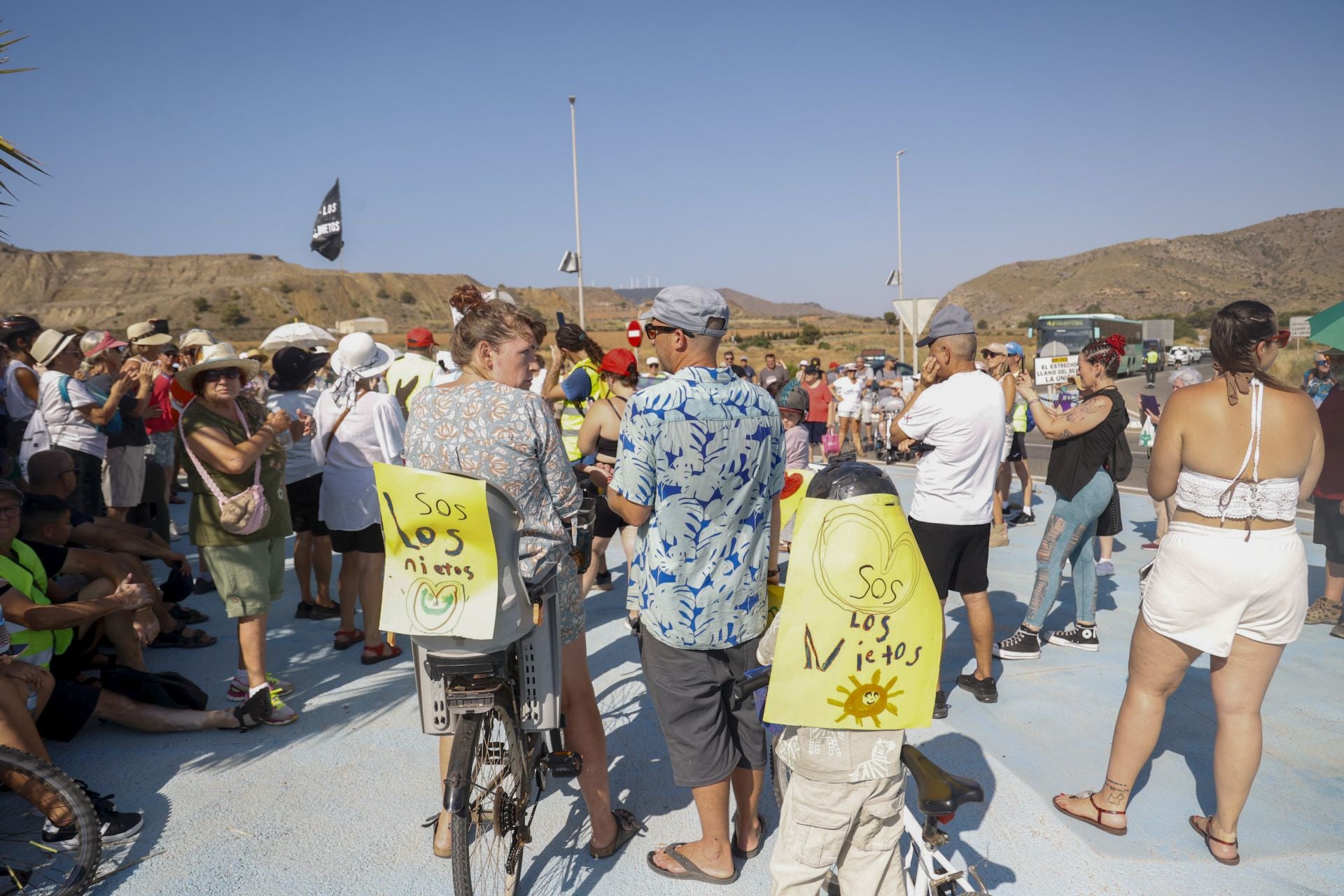 En imágenes, los vecinos de Los Nietos protestan por el abandono del pueblo
