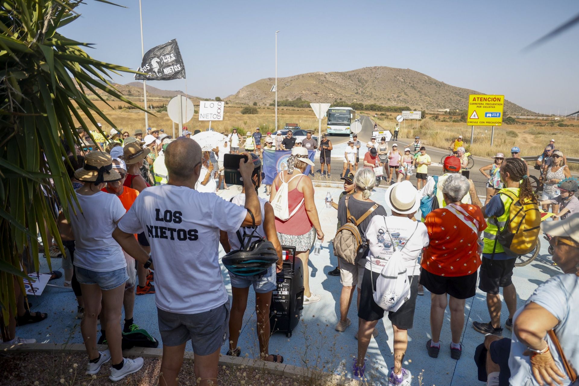 En imágenes, los vecinos de Los Nietos protestan por el abandono del pueblo