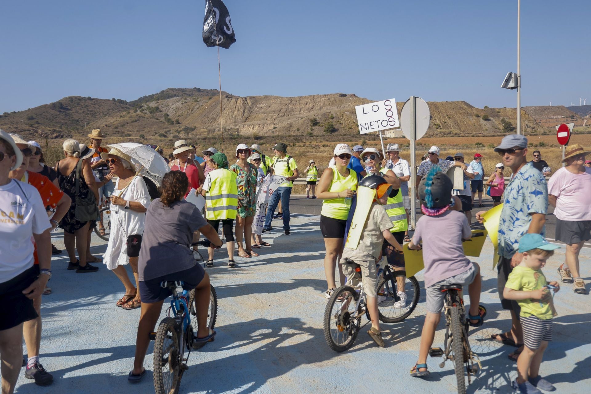 En imágenes, los vecinos de Los Nietos protestan por el abandono del pueblo