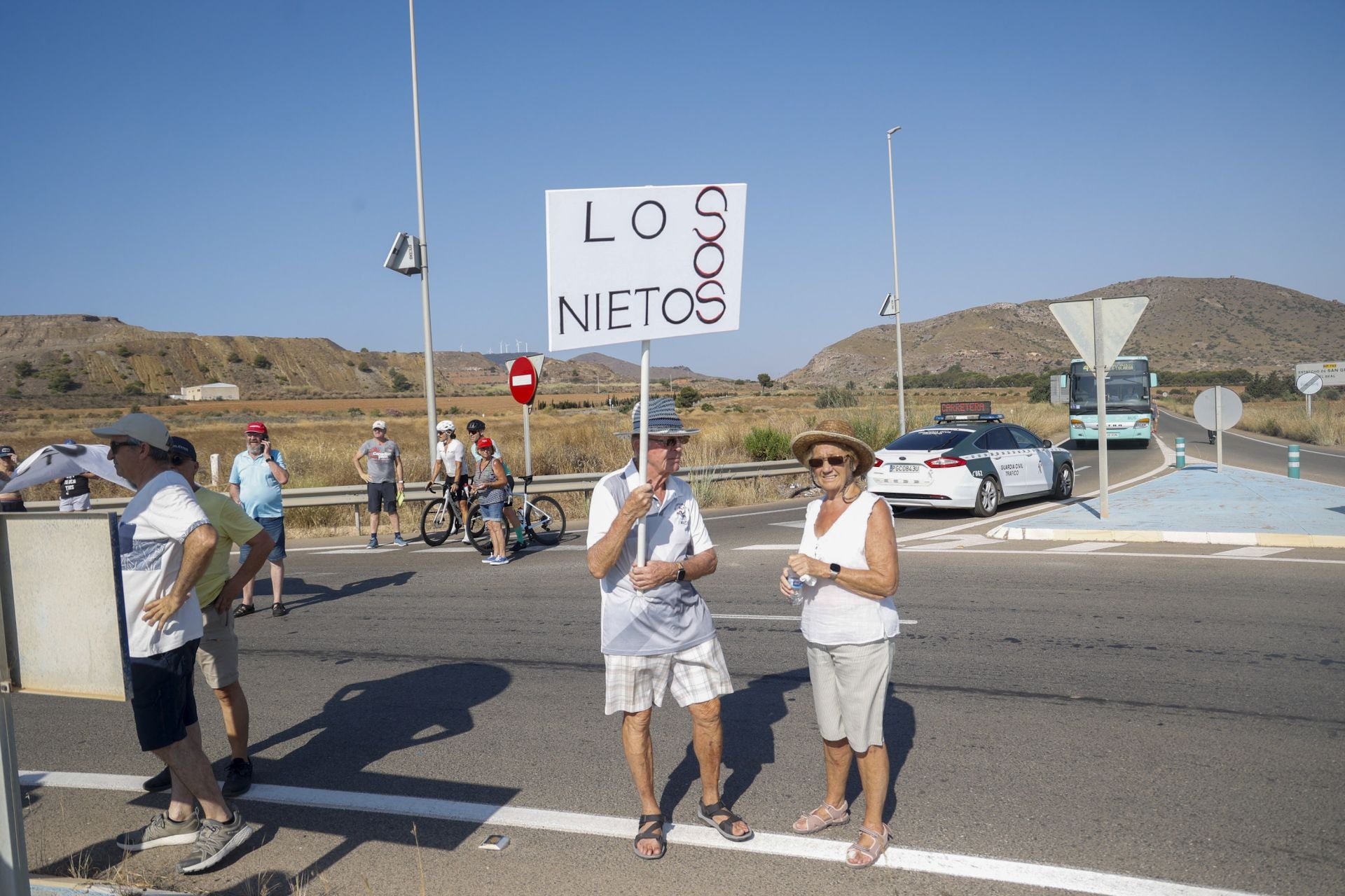 En imágenes, los vecinos de Los Nietos protestan por el abandono del pueblo