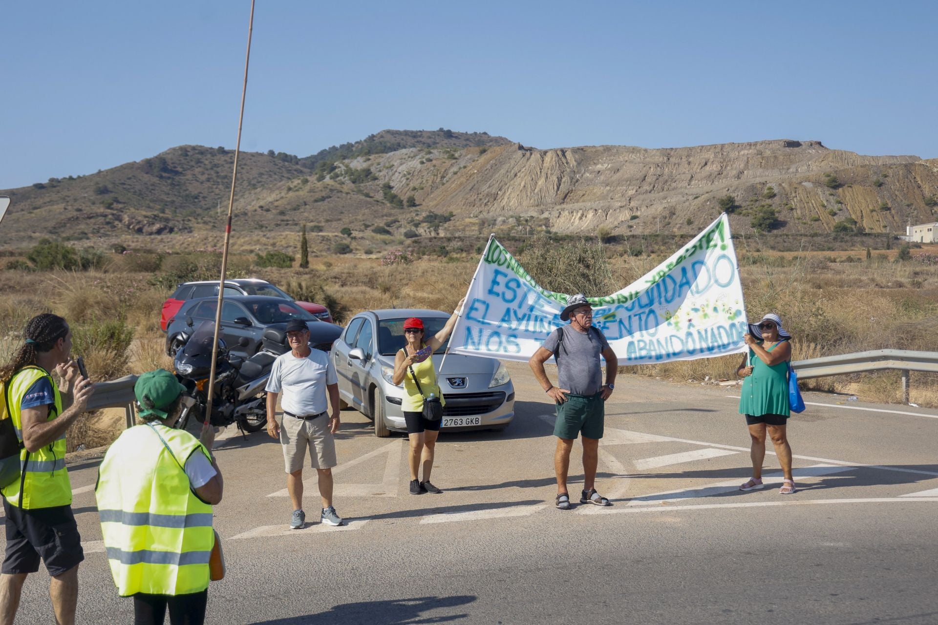 En imágenes, los vecinos de Los Nietos protestan por el abandono del pueblo