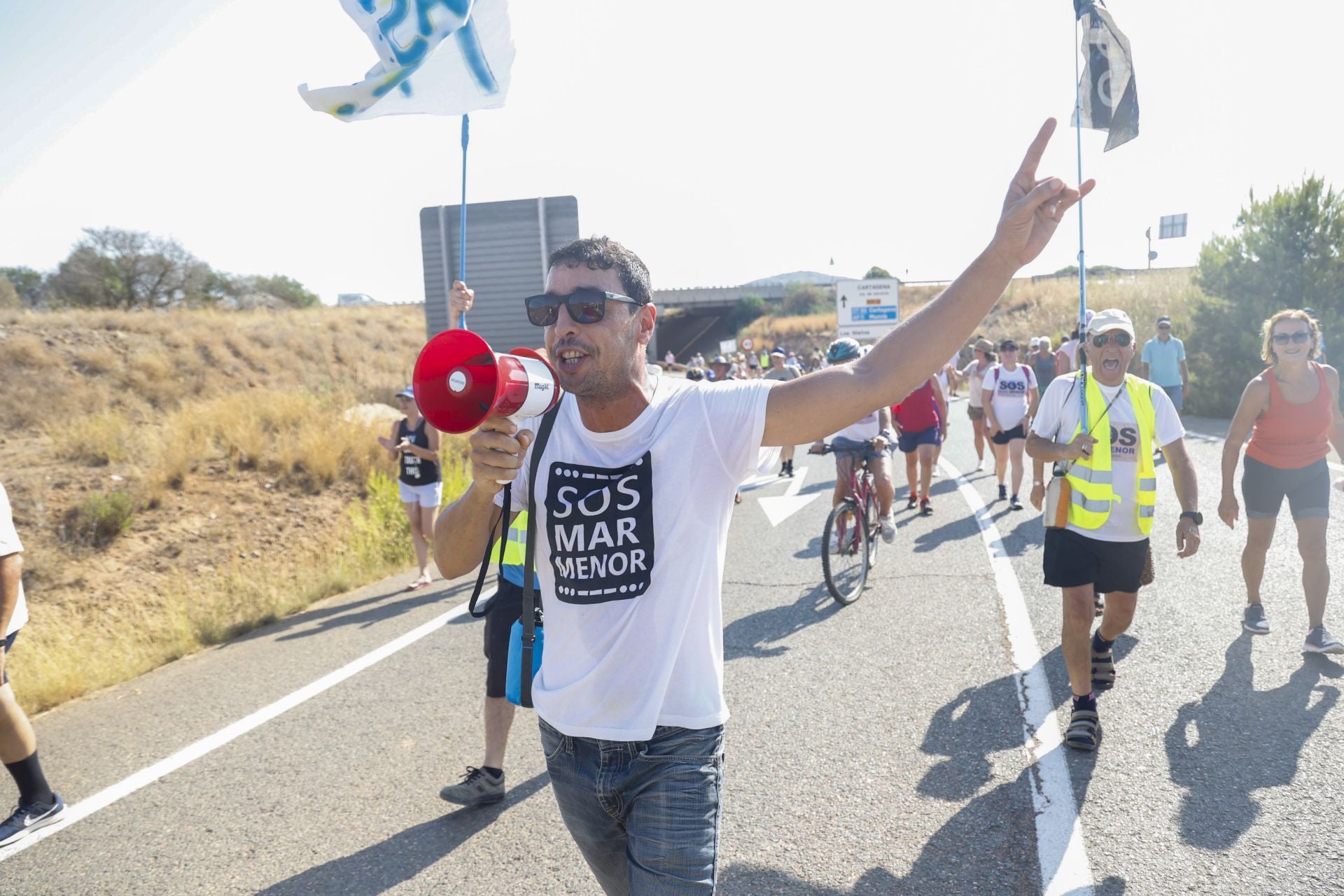 En imágenes, los vecinos de Los Nietos protestan por el abandono del pueblo