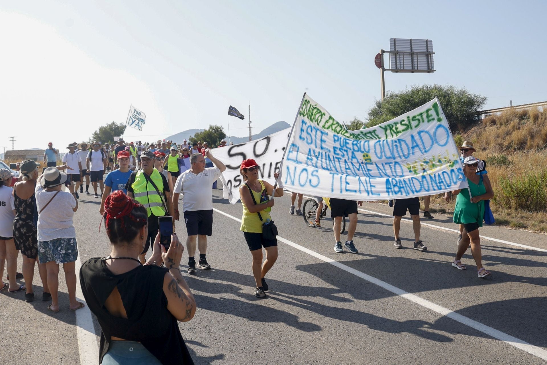 En imágenes, los vecinos de Los Nietos protestan por el abandono del pueblo
