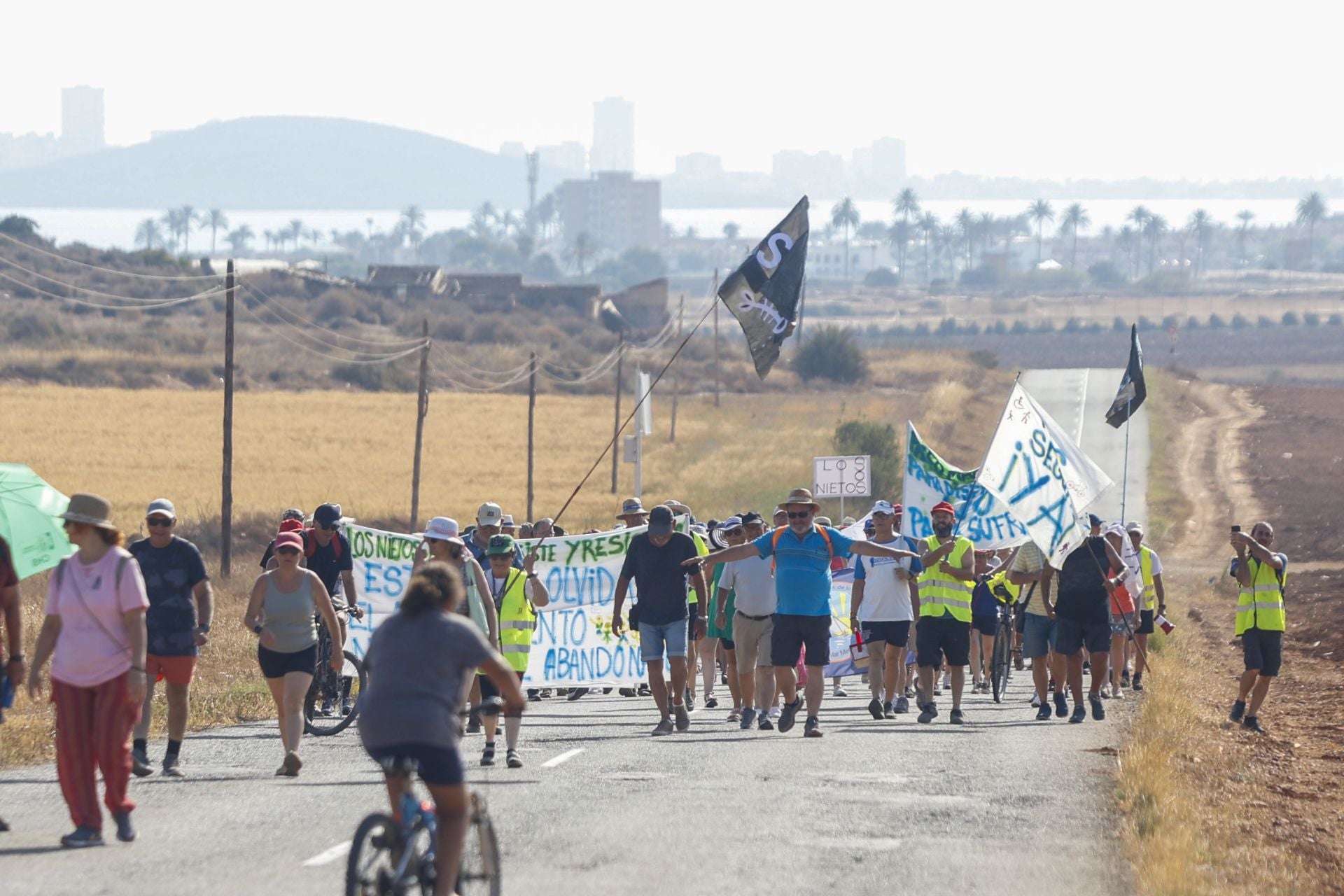 En imágenes, los vecinos de Los Nietos protestan por el abandono del pueblo