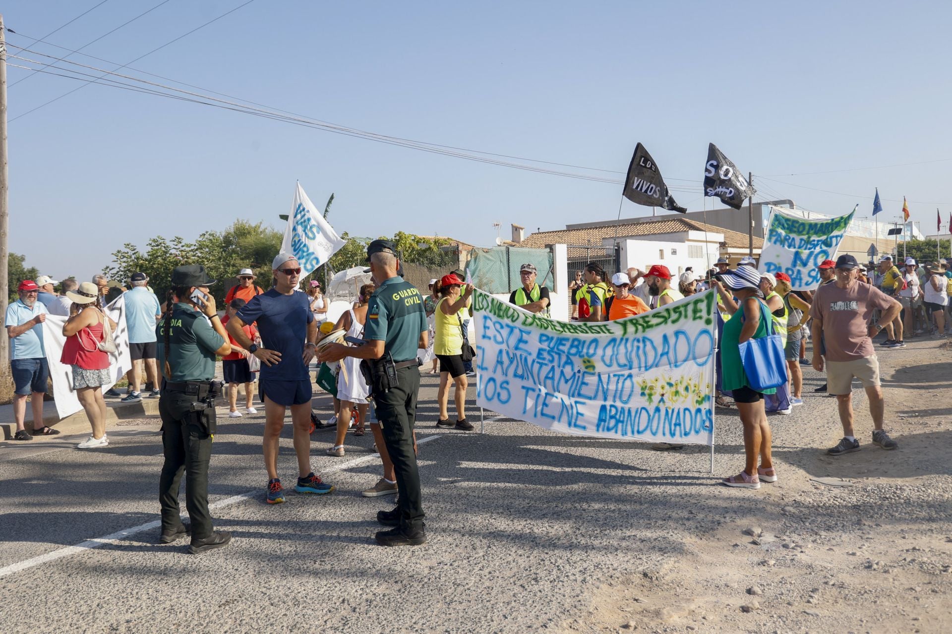 En imágenes, los vecinos de Los Nietos protestan por el abandono del pueblo
