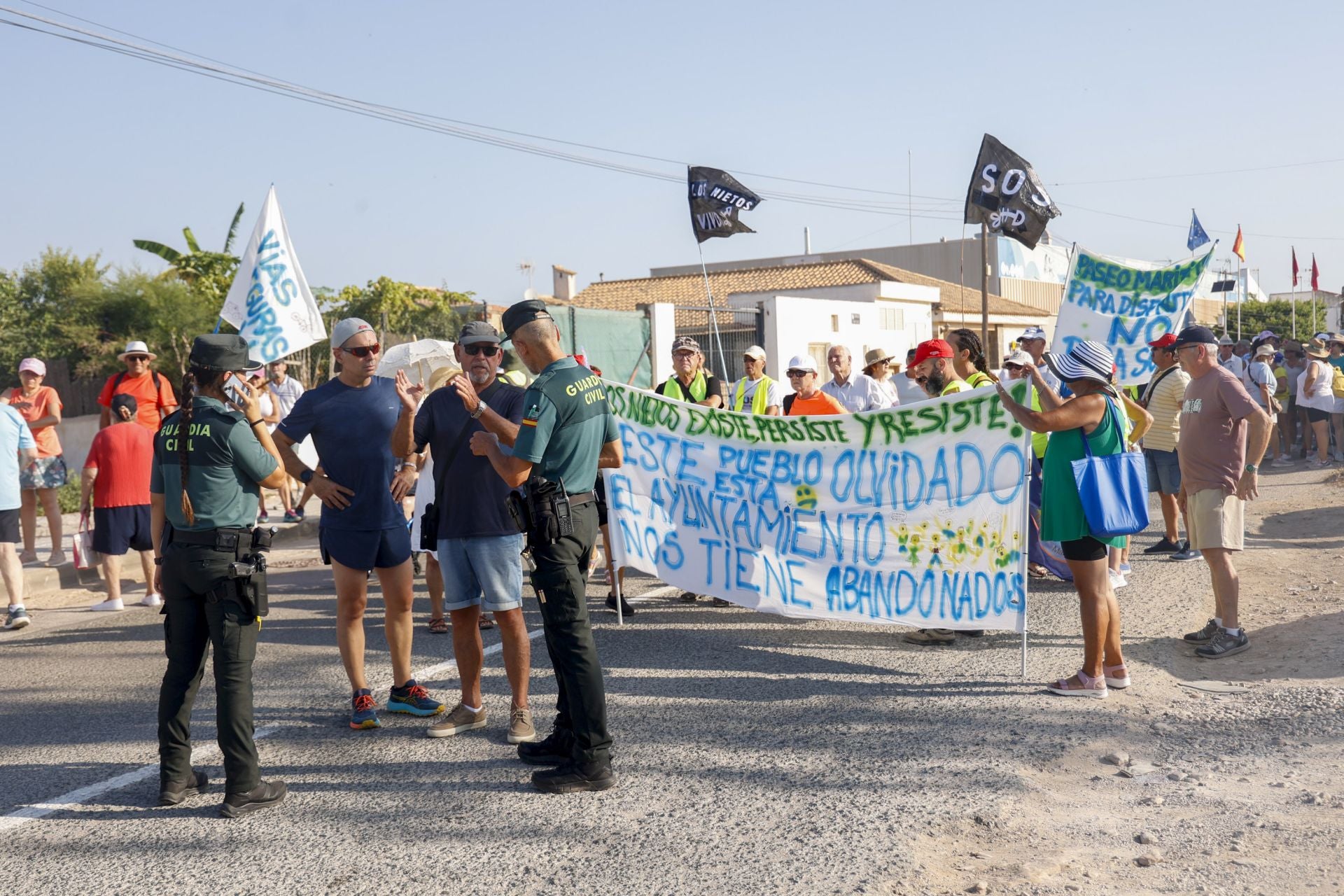 En imágenes, los vecinos de Los Nietos protestan por el abandono del pueblo
