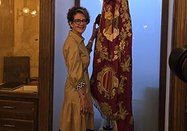 María Ángeles Esteban, con la Gloriosa Enseña del Oriol.