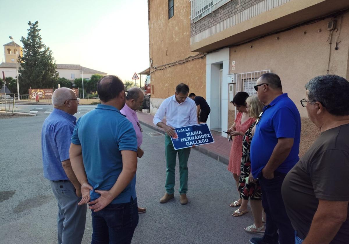 Momentos antes de la colocación de la placa.