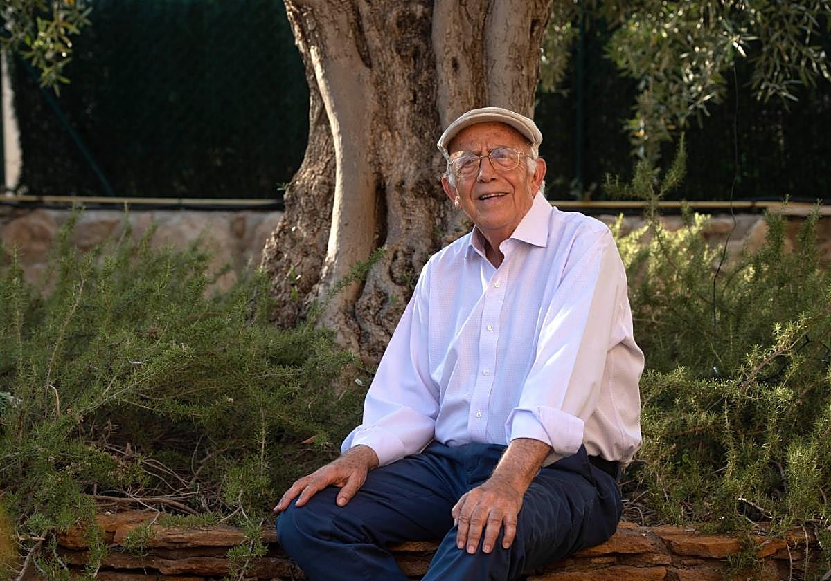78 años, y a la sombra del olivo. Yeclano de cuna afincado en Murcia desde 1977, el economista José Ignacio Gras es un apasionado de la poesía.