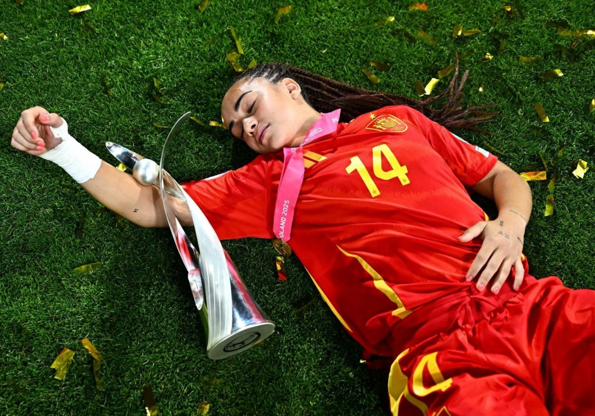 Daniela Arques, tumbada en el césped con el título de la Eurocopa sub-19 que conquistó con España tras vencer a Francia 4-0.