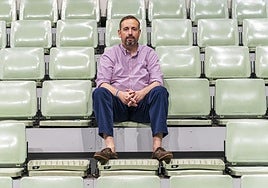 Alejandro Gómez, director general del UCAM Murcia, fotografiado esta semana en la grada del Palacio de los Deportes.