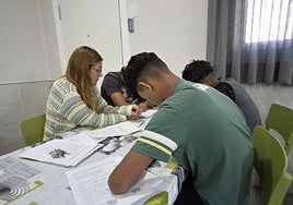 Menores extranjeros hacen los deberes en el centro de Santa Cruz, en una imagen de archivo.