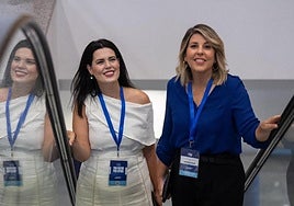 Miriam Guardiola y Noelia Arroyo, este domingo, en el Congreso nacional del PP.