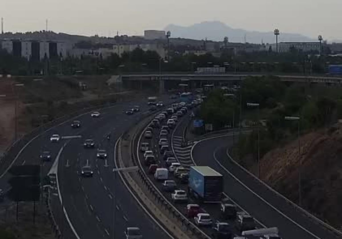 Retenciones en la autovía A-30 a la altura de Murcia, este domingo por la tarde.