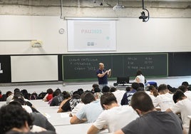 Alumnos realizando los exámenes de la PAU este año.