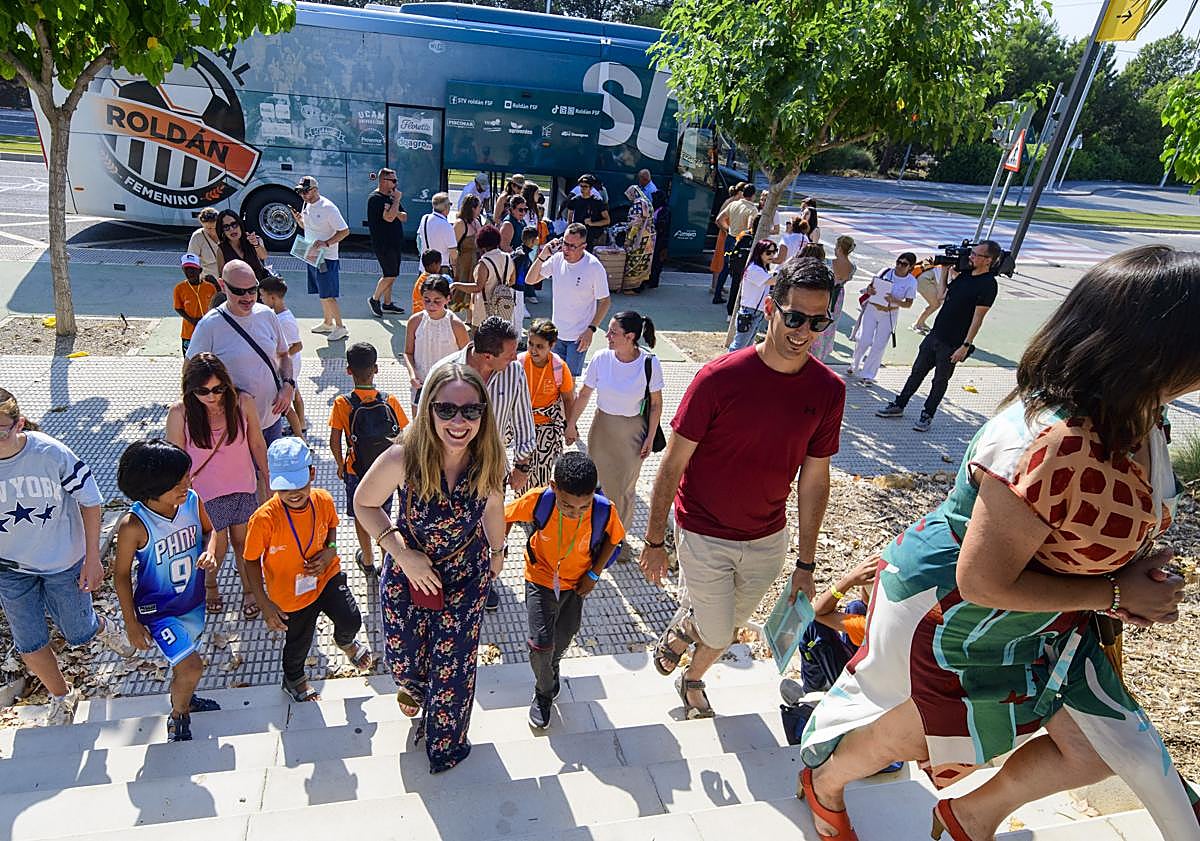 Imagen principal - Arriba, las familias, tras recoger a los menores. Abajo a la izquierda, Gali se reencuentra con María Luisa. A la derecha, Ana recibe a Cheima, cansada tras el largo viaje desde los campamentos de refugiados. 