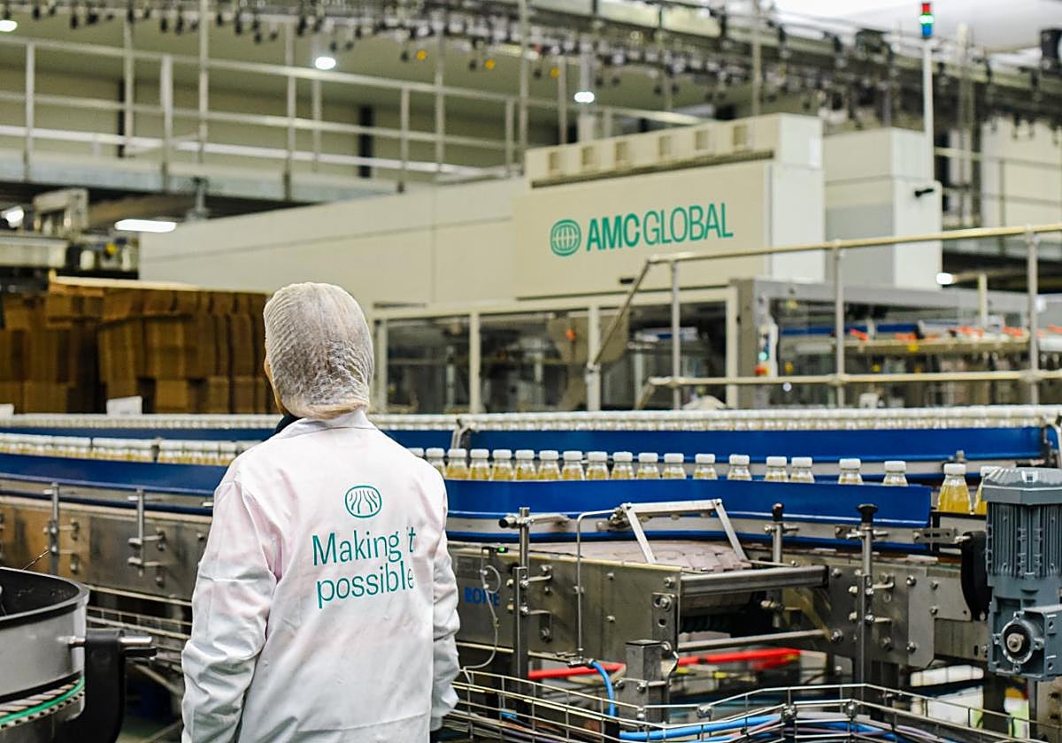 Línea de envasado en una de las plantas de la empresa murciana AMC Global, corporación líder en Europa de bebidas naturales.