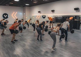 Un grupo de personas en plena actividad deportiva en uno de los gimnasios de VivaGym.