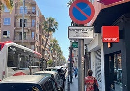 La calle Ramón Gallud de Torrevieja con la señalética.