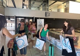 Los primeros pasajeros del vuelo entre Marsella y Murcia, este lunes
