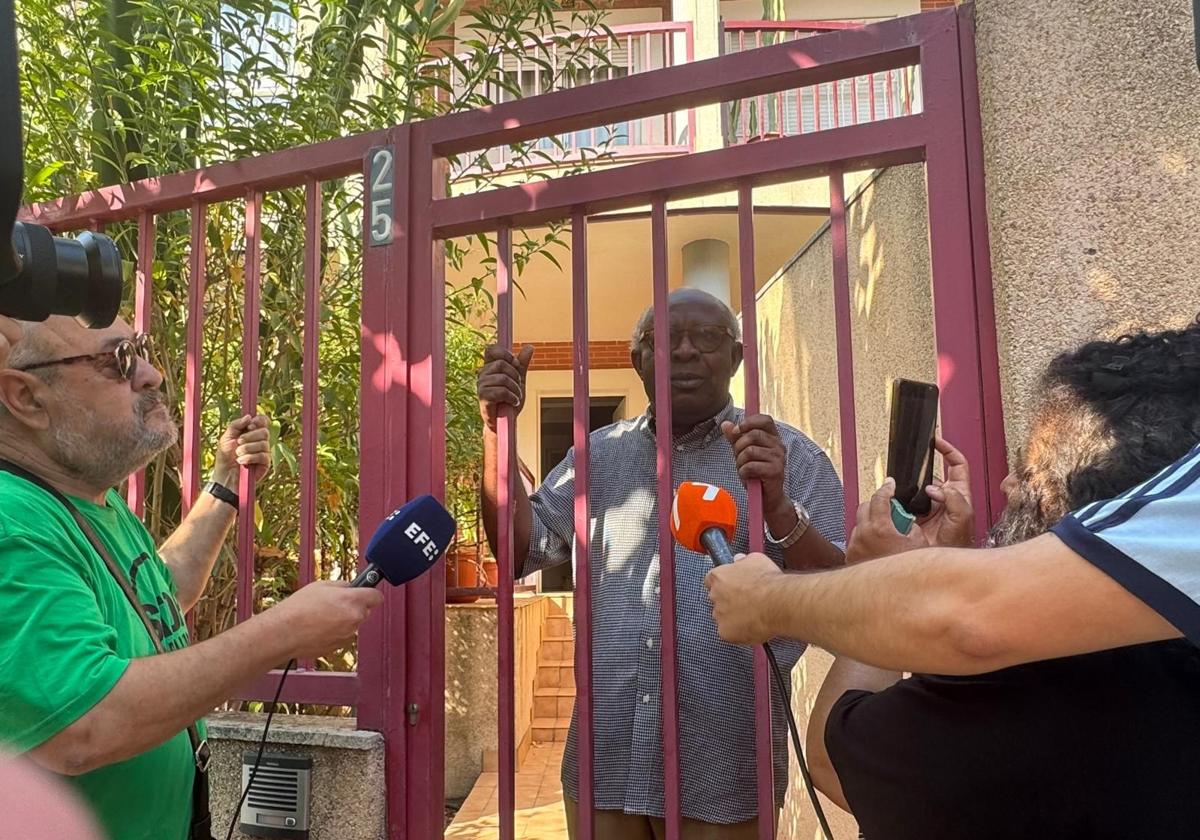 Donato Ndongo, este lunes, en su casa.