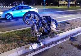 Restos de una moto accidentada, en una imagen de archivo.