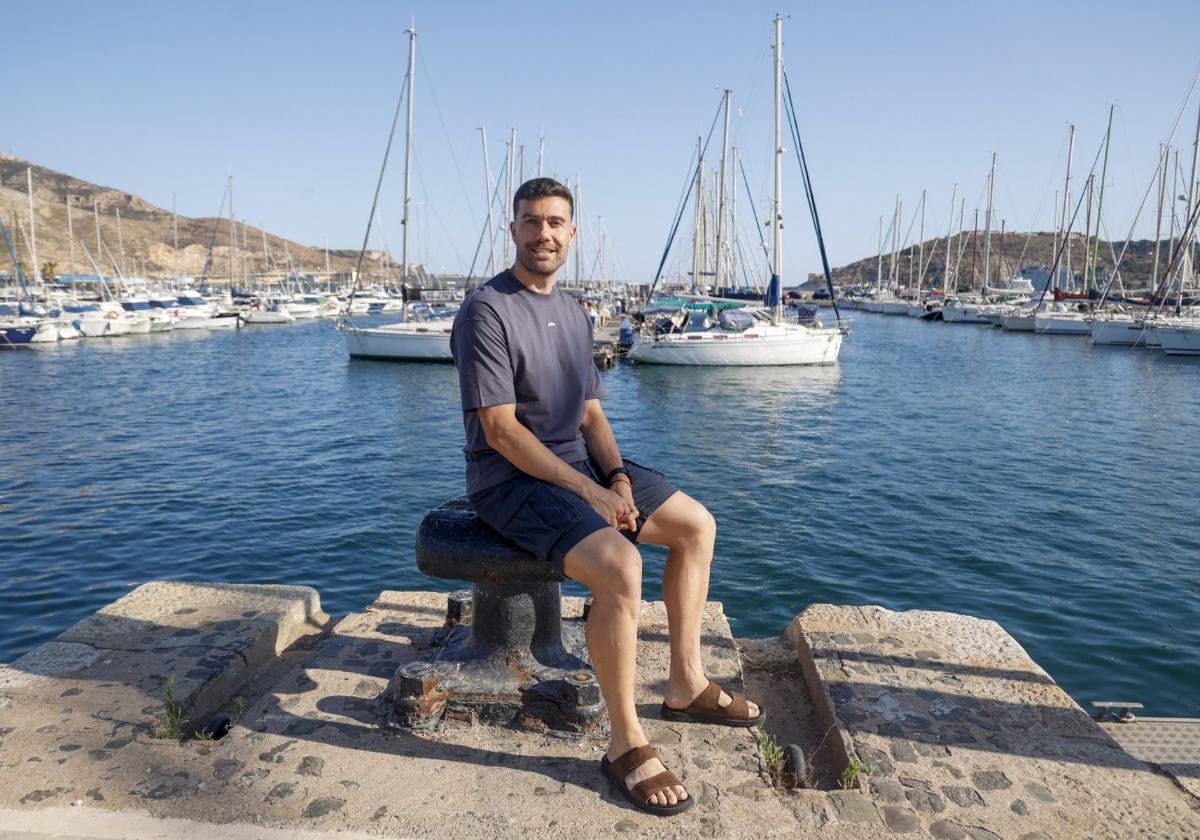 Alberto Saura, con el puerto de Cartagena de fondo, el pasado miércoles.