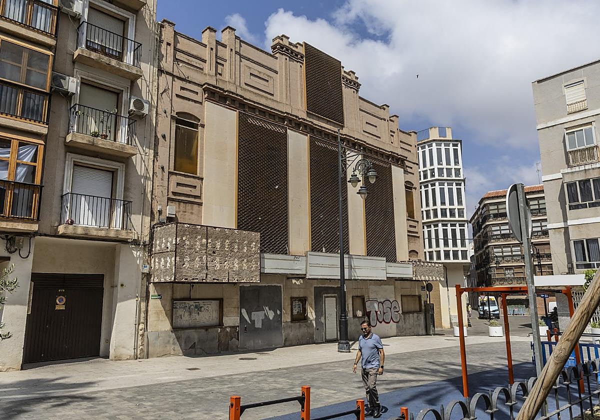 Un hombre paseaba, ayer, frente a la fachada del Cine Central, en la plaza del Lago.