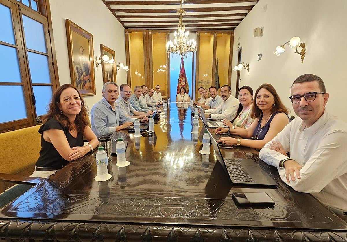 El Consejo de Dirección de la Universidad de Alicante, ayer, en el Consistorio de Orihuela.