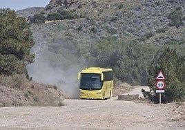 Un autobús circula por el interior del Parque Regional de Calblanque, Peña del Águila y Monte de las Cenizas.