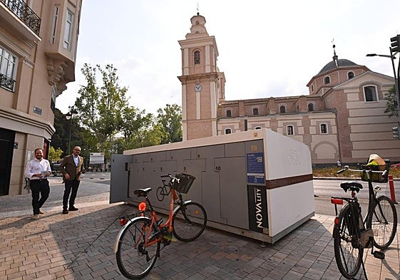 El nuevo aparcamiento cerrado para bicicletas y patinetes ubicado en la plaza González Conde.