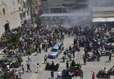 Decenas de vecinos y aficionados al motociclismo acompañan al coche fúnebre, este martes, en San Javier.