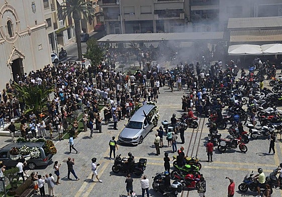 Decenas de vecinos y aficionados al motociclismo acompañan al coche fúnebre, este martes, en San Javier.