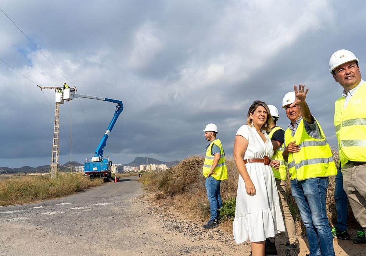 La alcaldesa de Cartagena, Noelia Arroyo, junto a los operarios.