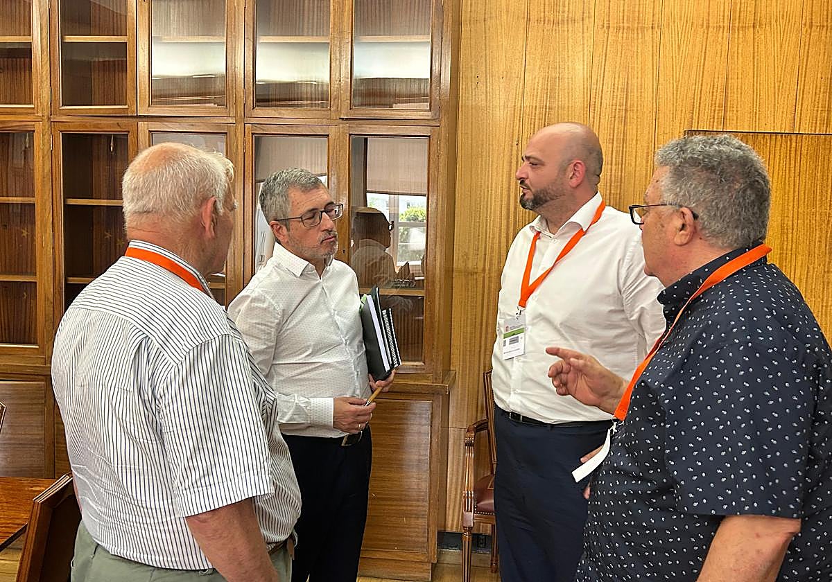 Hugo Morán (segundo por la izquierda) recibe este martes a la comitiva formada por Manuel Torres, Pencho Sánchez y Pedro Gálvez.