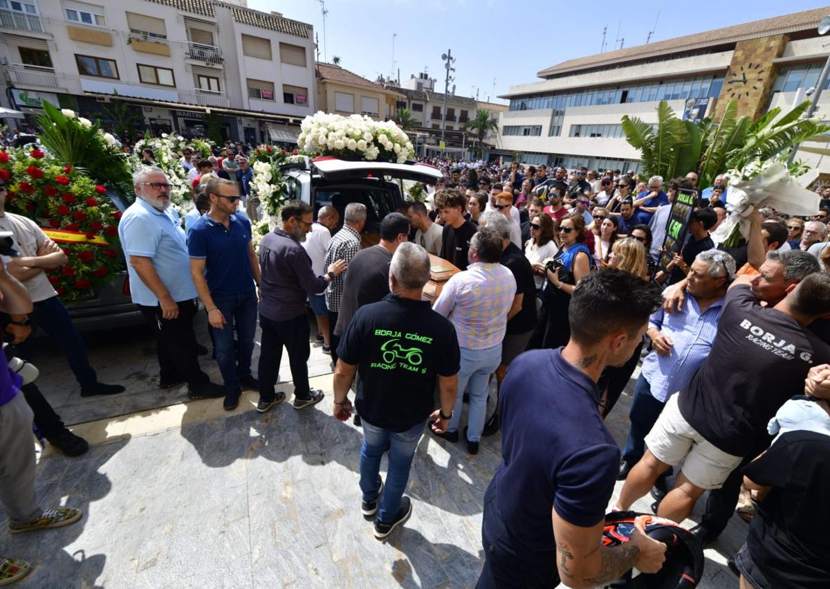 Imagen secundaria 1 - Un mar de lágrimas y un cariño sobrecogedor a dos ruedas: San Javier despide a Borja Gómez con el alma rota