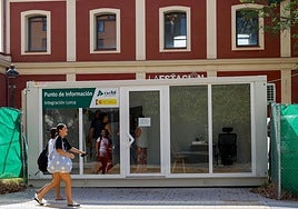 Oficina de información al ciudadano habilitada por Adif en la estación de Sutullena.