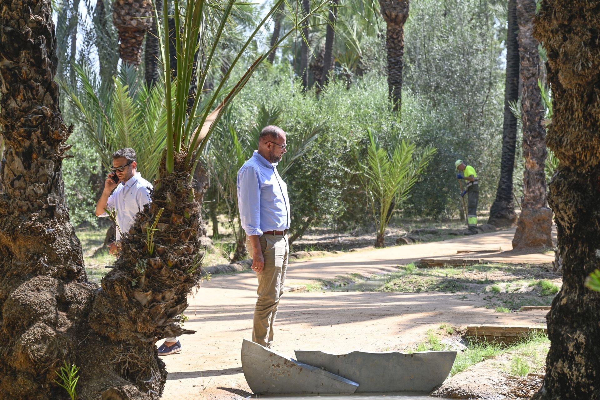 Riego tradicional en el palmeral de Zaraíche, en imágenes